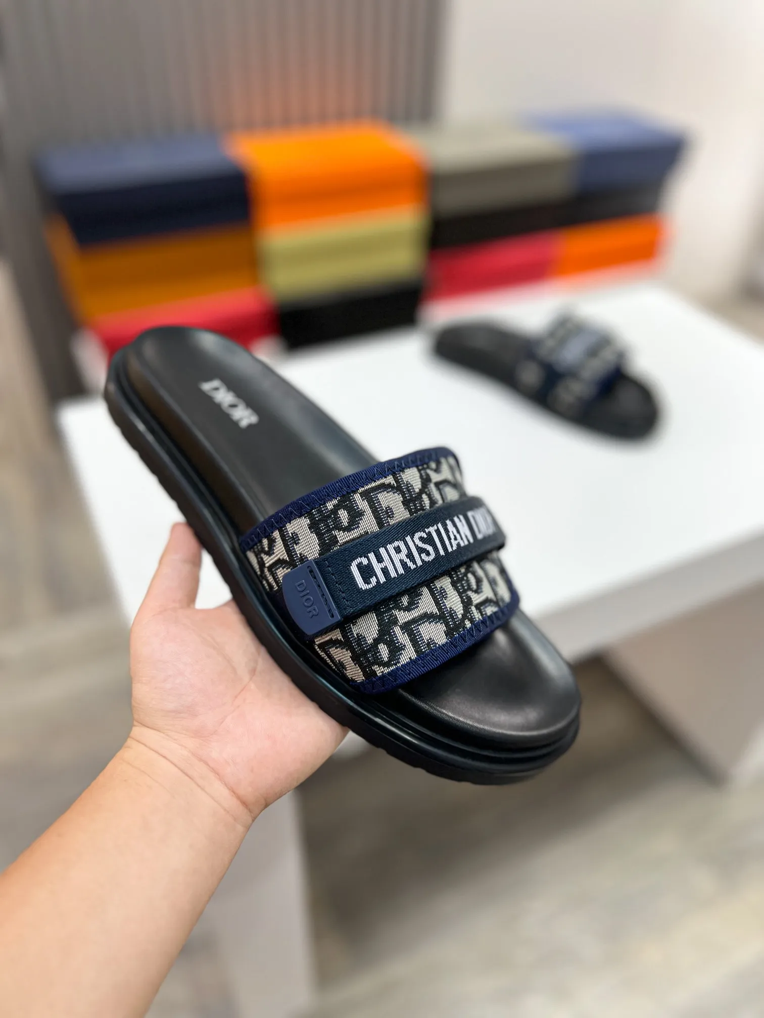 Men's men's shoes💰320【DIOR】🐝🐝Top version. 2024ss Dior’s latest men’s slippers are a must-have. Dior Alias ​​Men's Genuine Leather Slippers This summer new Alias ​​sandal embodies a casual and elegant style. Carefully crafted from grained cow leather and Oblique printed fabric, with cowhide lining! Cross-strap design with metal-clad brass CD Diamond logo. The imported cowhide leather and rubber sole adds sophistication and comfort, while Oblique print-effect anti-slip panels add style. Size39-44 (customized at 38.45)